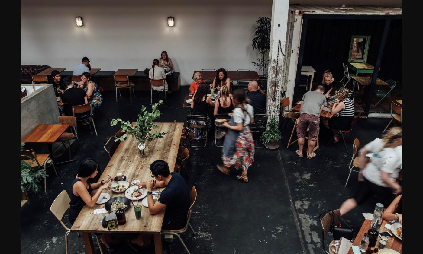 Professionnel de la restauration dans son établissement